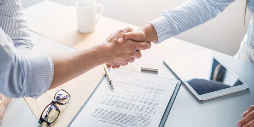 Las 5 cláusulas laborales que todo empresario debería revisar ya