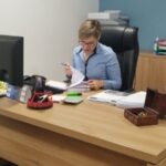 ¿Alguna vez has sentido ese escalofrío al pensar en un termómetro marcando 39ºC o en un dolor de espalda que no te deja levantarte? Para un autónomo en España, la enfermedad no es solo un problema de salud; es una amenaza directa a la línea de flotación de su negocio.